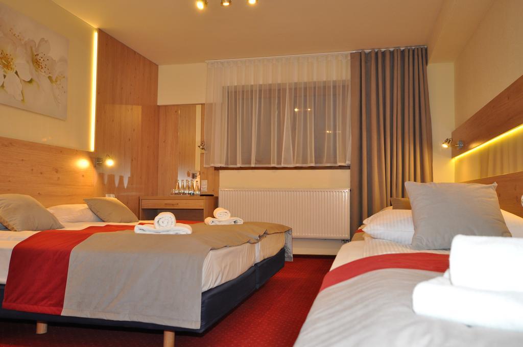 Pass Hotel Zebrzydowice Esterno foto